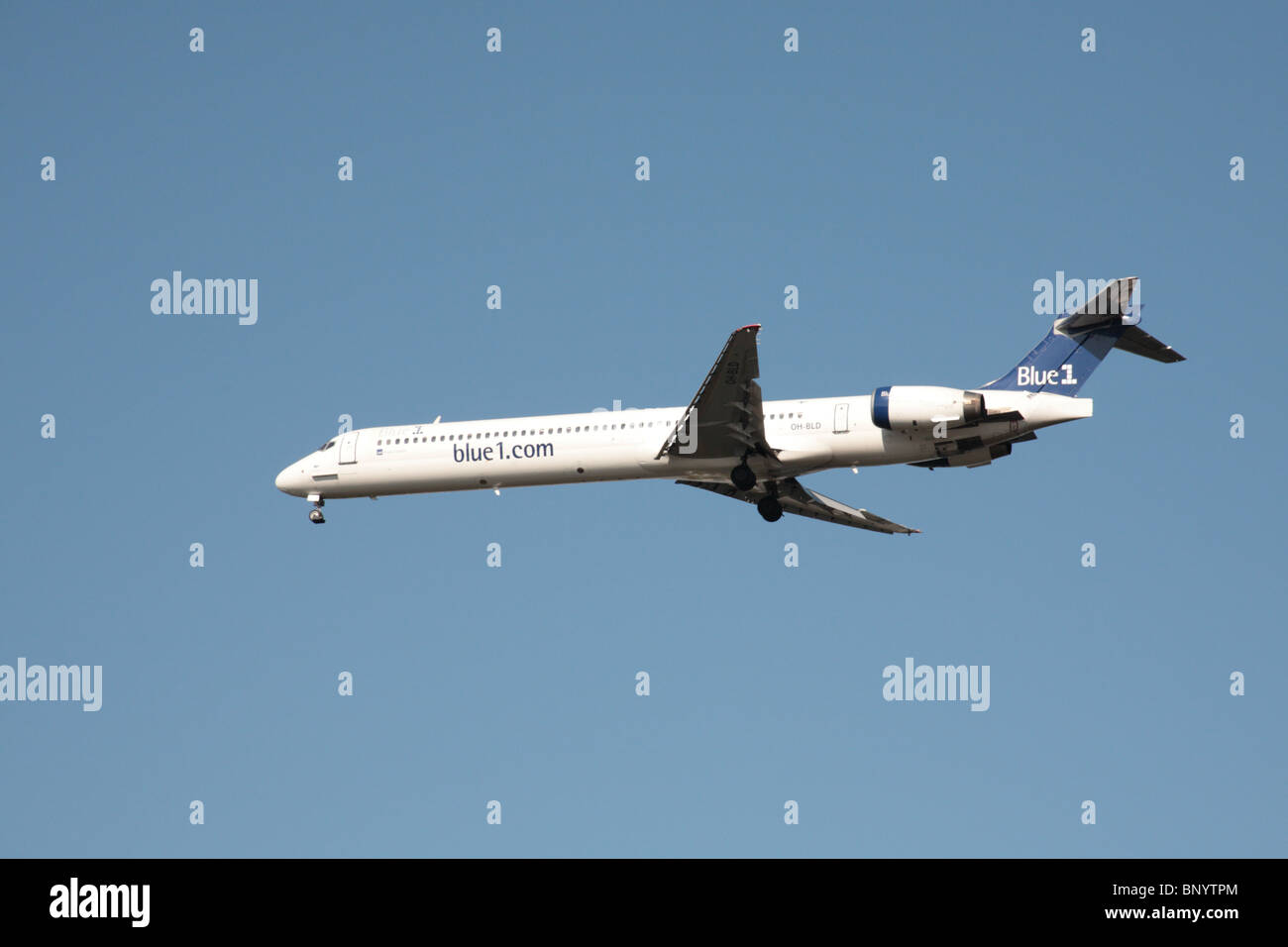 Blue1.Com McDonnell Douglas MD-90-30 sull approccio finale all'aeroporto di Heathrow Foto Stock