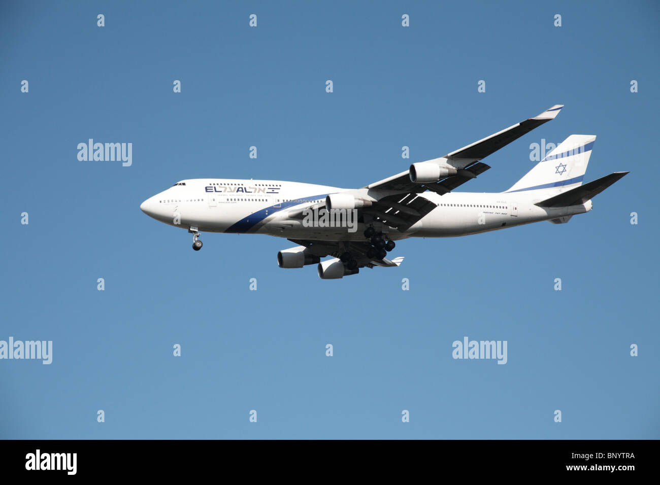 Elal Boeing 747-400 su aeromobili approccio finale all'aeroporto di Heathrow Foto Stock