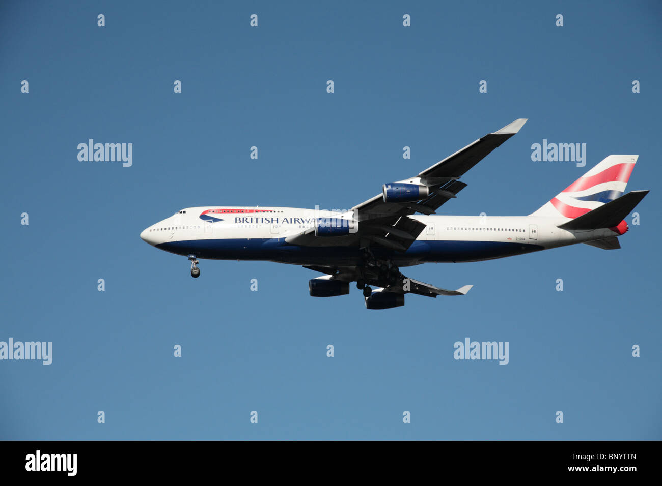 British Airways Boeing 747-436 sull approccio finale all'aeroporto di Heathrow Foto Stock
