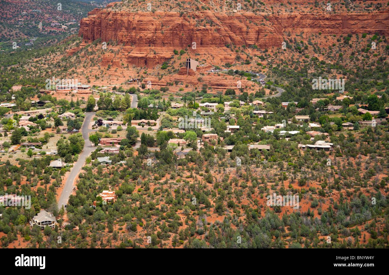 Sedona, in Arizona - Vista aerea di Red Rock Country da turistico volo in elicottero. Cappella sulla roccia e la cappella e unità. Foto Stock