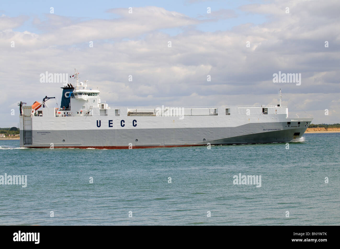 MV Autoprogress un roro veicolo portante della flotta navale membro della UECC shipping company visto su acqua di Southampton England Regno Unito Foto Stock