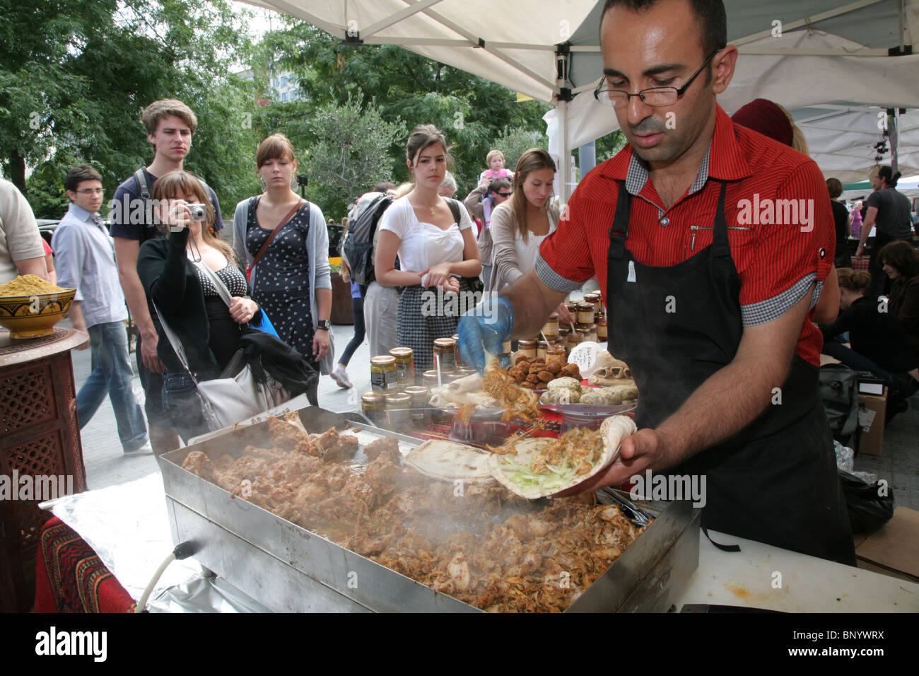 Cibo viene preparato in una fase di stallo al di fuori della Royal Festival Hall Foto Stock