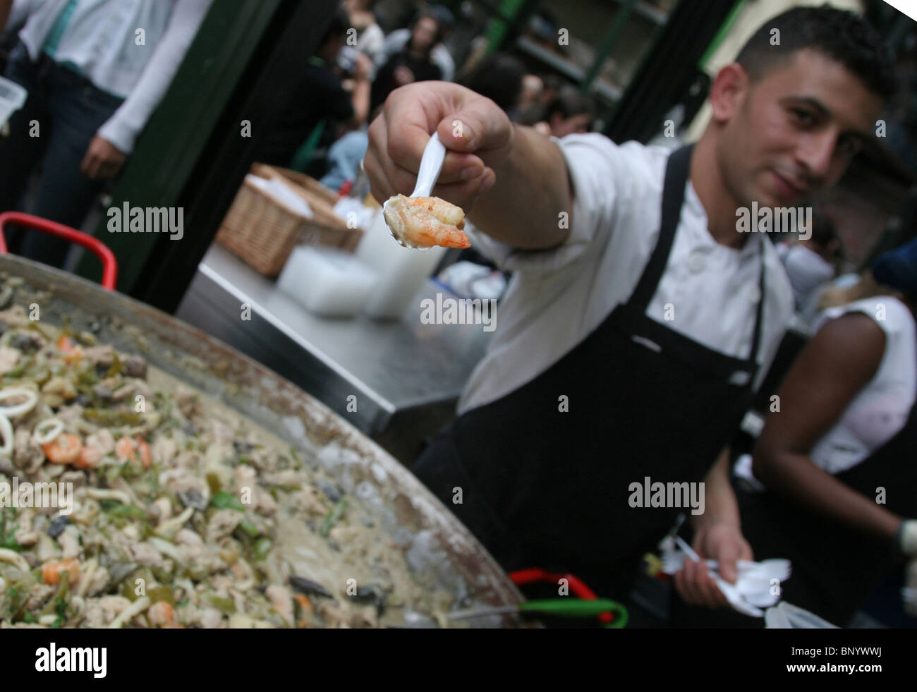 La paella di essere cucinati e serviti al Mercato di Borough, a sud-est di Londra, Regno Unito Foto Stock