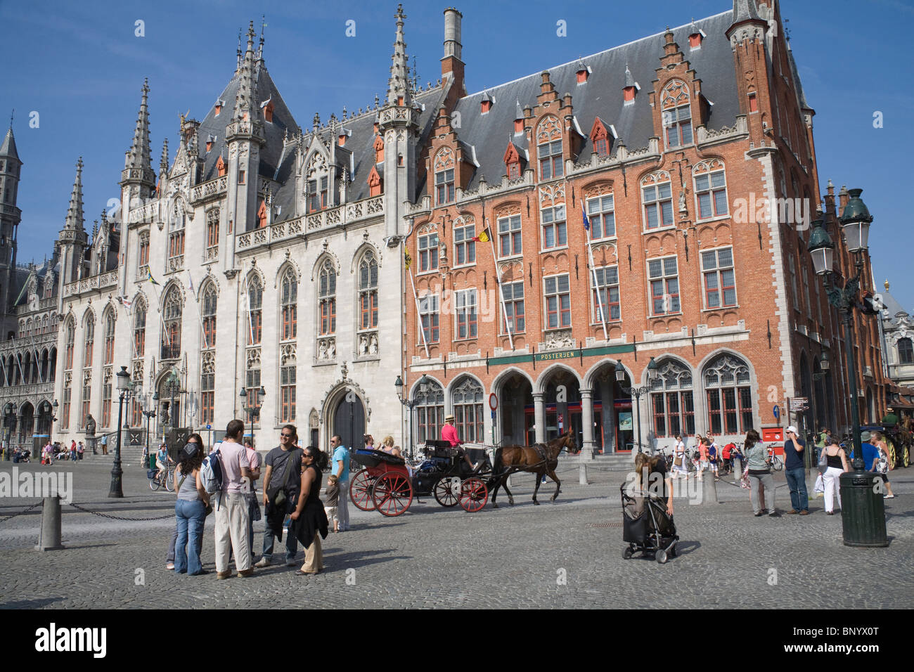 Bruges Belgio Europa il Provinciaal Hof e Post Office in Markt Square Foto Stock