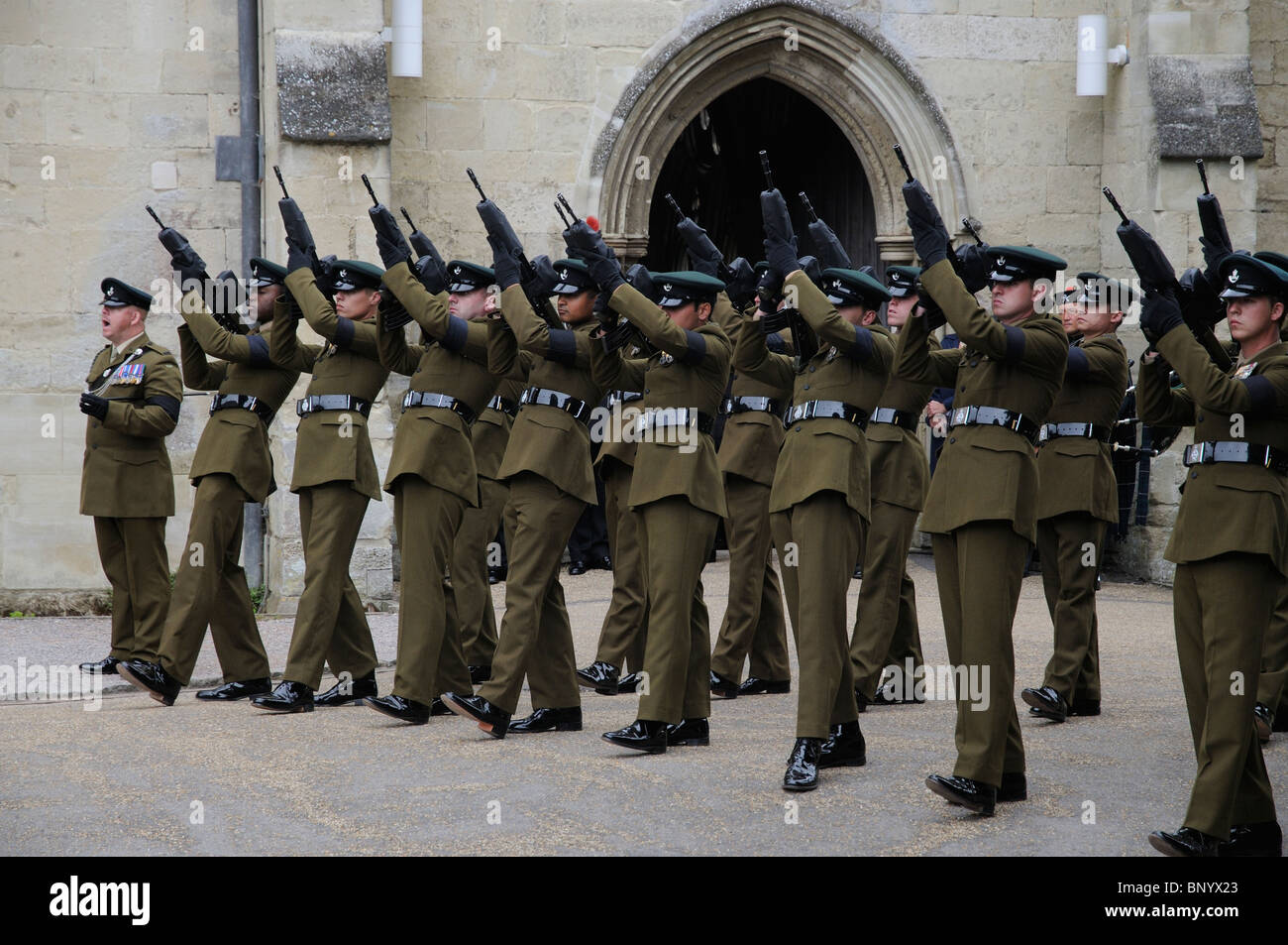 Sparo militare parte preparare a fuoco un rally di scatti 4° Battaglione del Reggimento di fucili al di fuori della Cattedrale di Salisbury WILTSHIRE REGNO UNITO Foto Stock