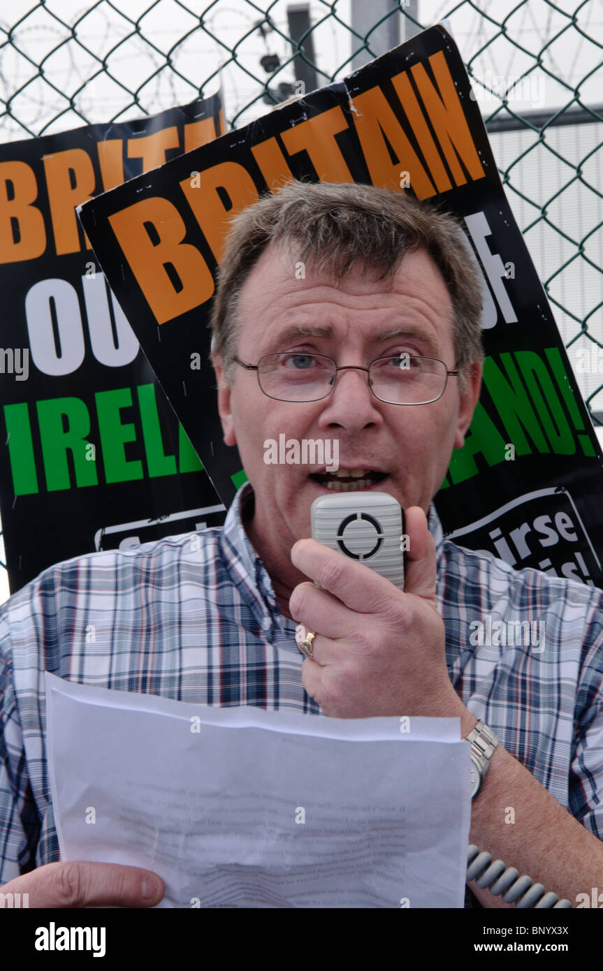 Breandán Mac Cionnaith parlando come Eirigi tenere una protesta contro l' esistenza di un esercito britannico militare stazione di comunicazione. Foto Stock