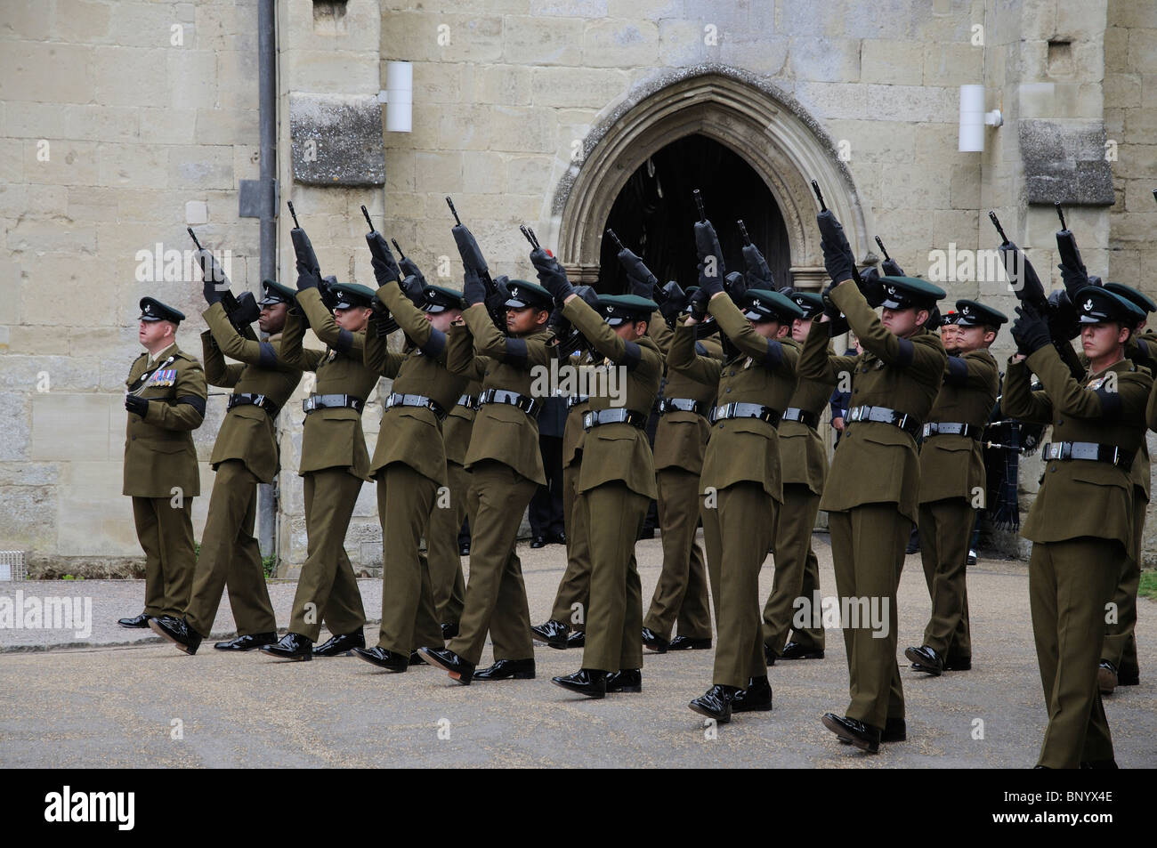 Sparo militare parte preparare a fuoco un rally di scatti 4° Battaglione del Reggimento di fucili al di fuori della Cattedrale di Salisbury WILTSHIRE REGNO UNITO Foto Stock