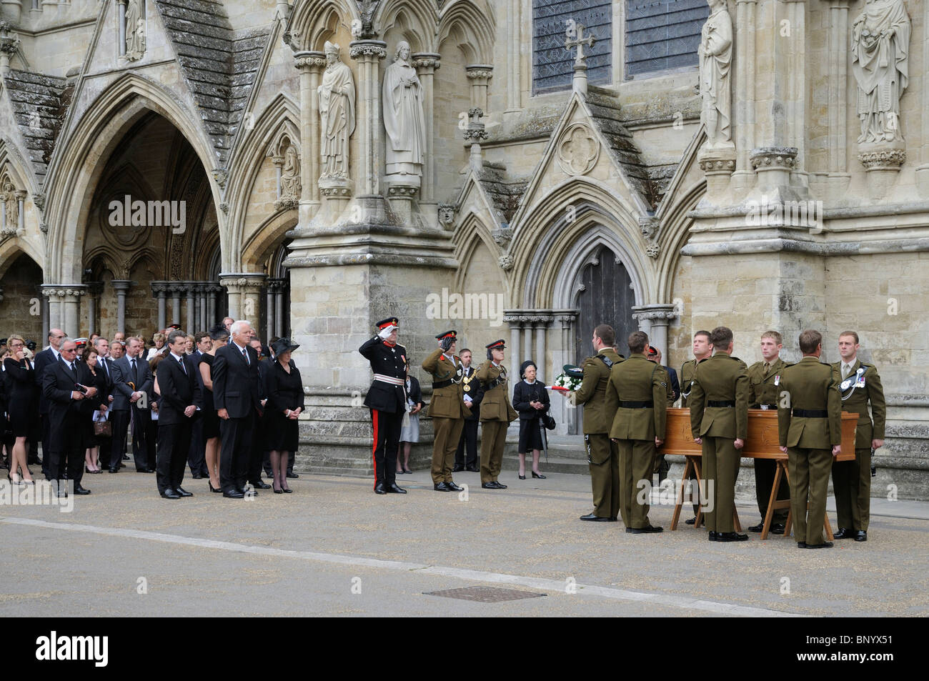 Funerale militare bara del grande Josh Bowman uccisi in Afghanistan la bandiera europea il suo cap & medaglie essendo trattenuto da un officer Foto Stock