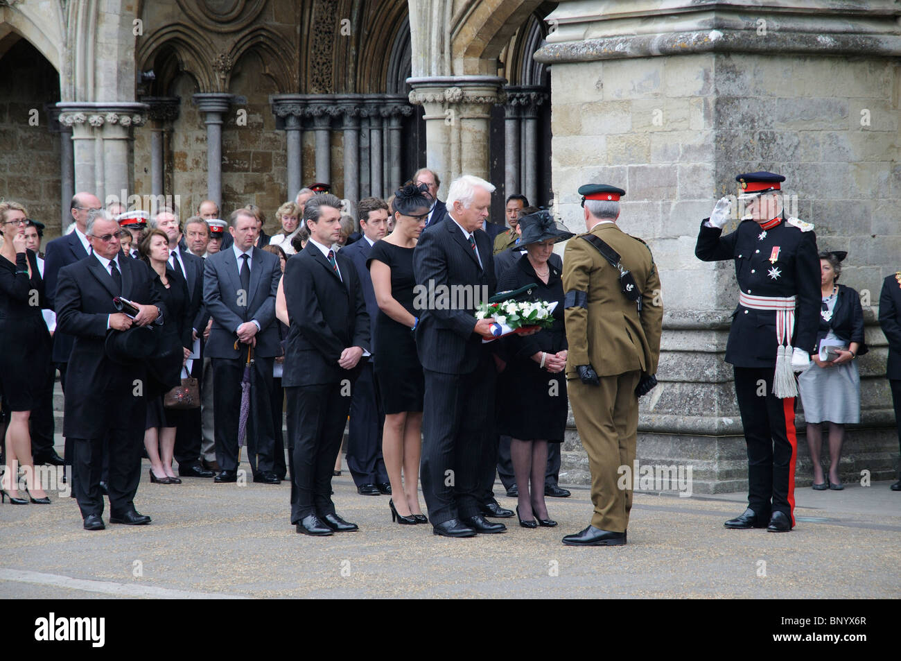 Funerale militare di grande Josh Bowman uccisi in Afghanistan la bandiera europea il suo cap & medaglie che è stato rimosso dalla bara Foto Stock