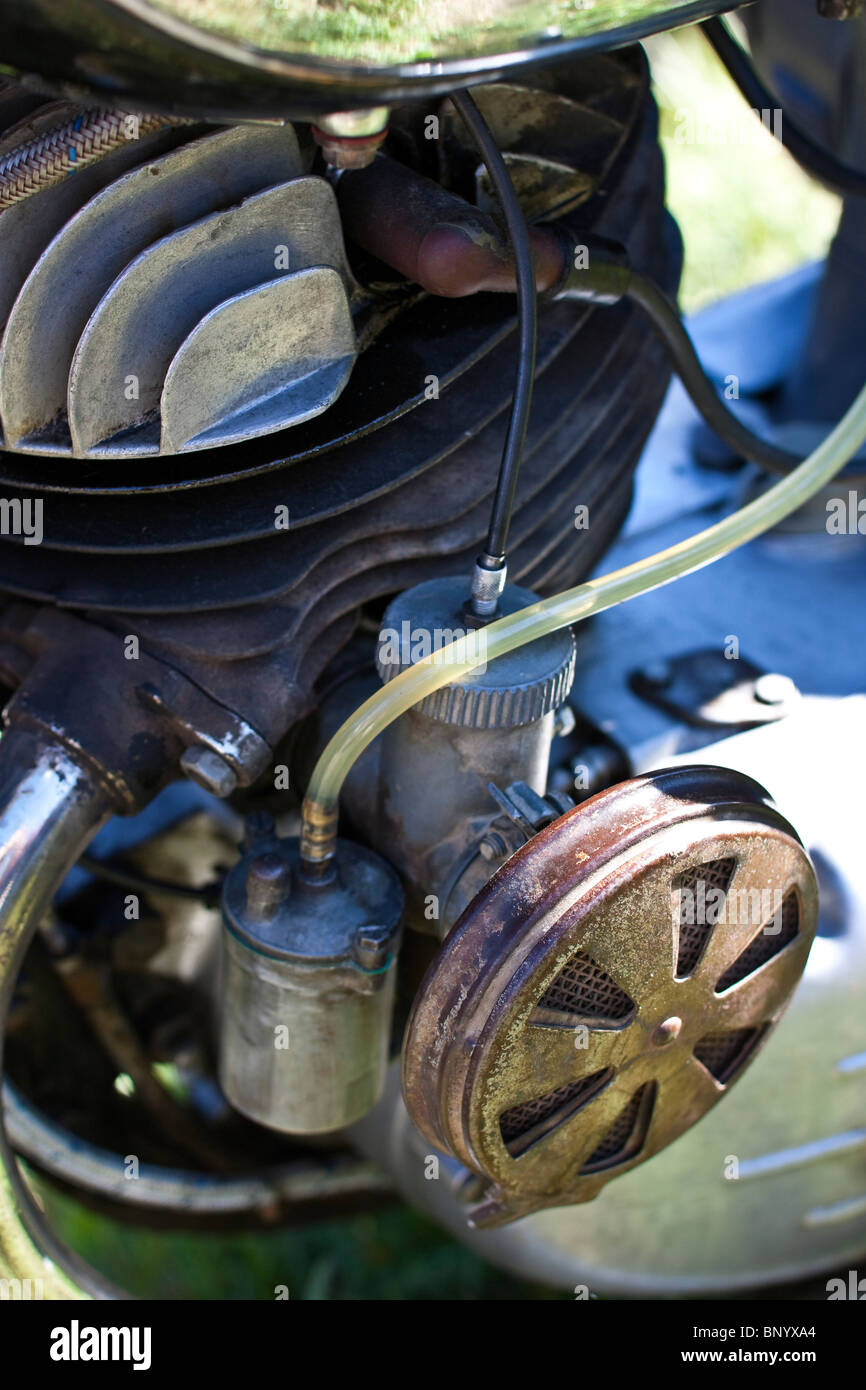 Vintage motore del motociclo con carburatore e rusty il filtro dell'aria Foto Stock