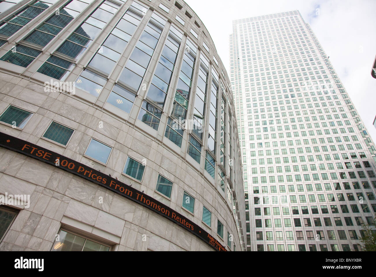 "FTSE 100 prezzi da Thomson Reuters', Reuters Square, Canary Wharf, London, Regno Unito Foto Stock