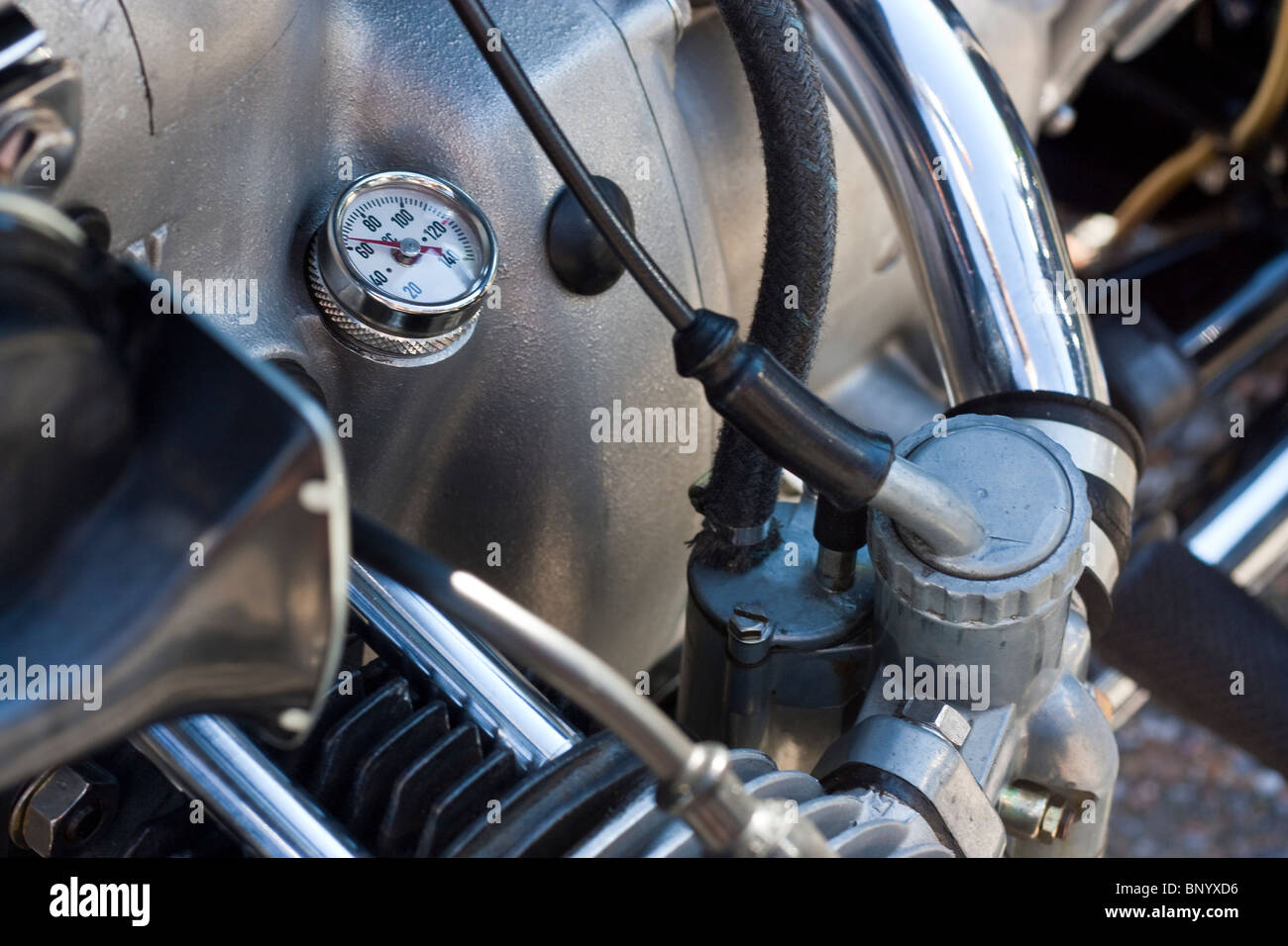 Vintage motorcylce con motore indicatore temperatura olio sul basamento Foto Stock