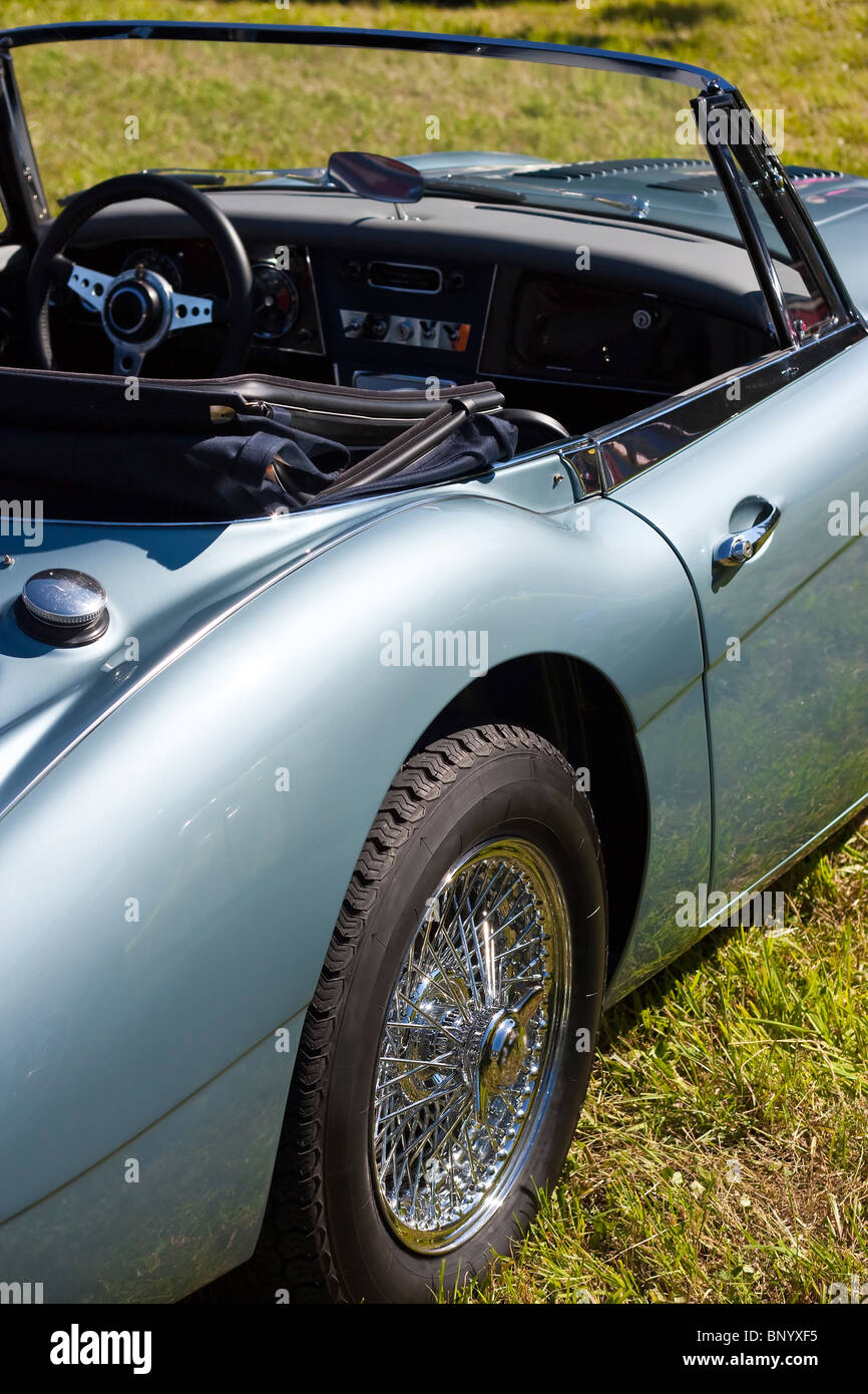 Classic british roadster in blu-grigio con cerchi di raggio Foto Stock