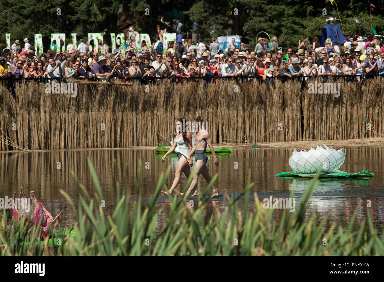 Balletto sul lago Swan di Matthew Bourne al festival di Latitude, 2010, Henham Park, Suffolk, Inghilterra. Foto Stock