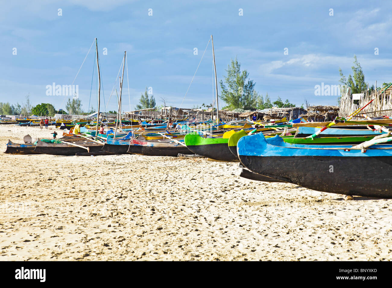 La pesca tradizionale piroghe (canoe outrigger) tirata fuori sulla spiaggia di Anakao villaggio, a sud-est del Madagascar Foto Stock