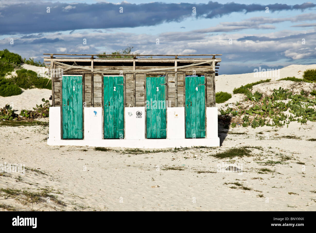 Quattro servizi igienici pubblici nel villaggio di Anakao, Madagascar Foto Stock