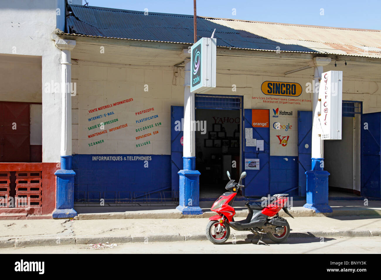 Uno scooter a motore al di fuori di un centro IT di offrire servizi ad esempio Internet, fotocopiatrice, scansione, riparazioni etc in Toliara, Atsimo Andrefana, Madagascar Foto Stock