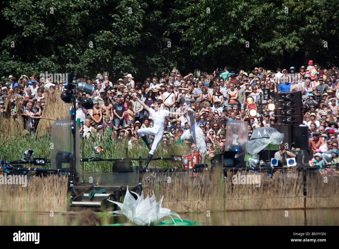 Balletto sul lago Swan di Matthew Bourne al festival di Latitude, 2010, Henham Park, Suffolk, Inghilterra. Foto Stock