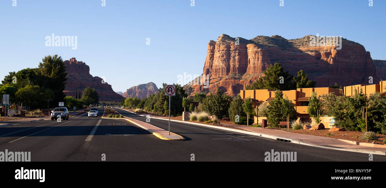 Sedona in Arizona - Autostrada 179 a Oak Creek villaggio a sud di Sedona, con Bell Rock e Courthouse Butte Foto Stock