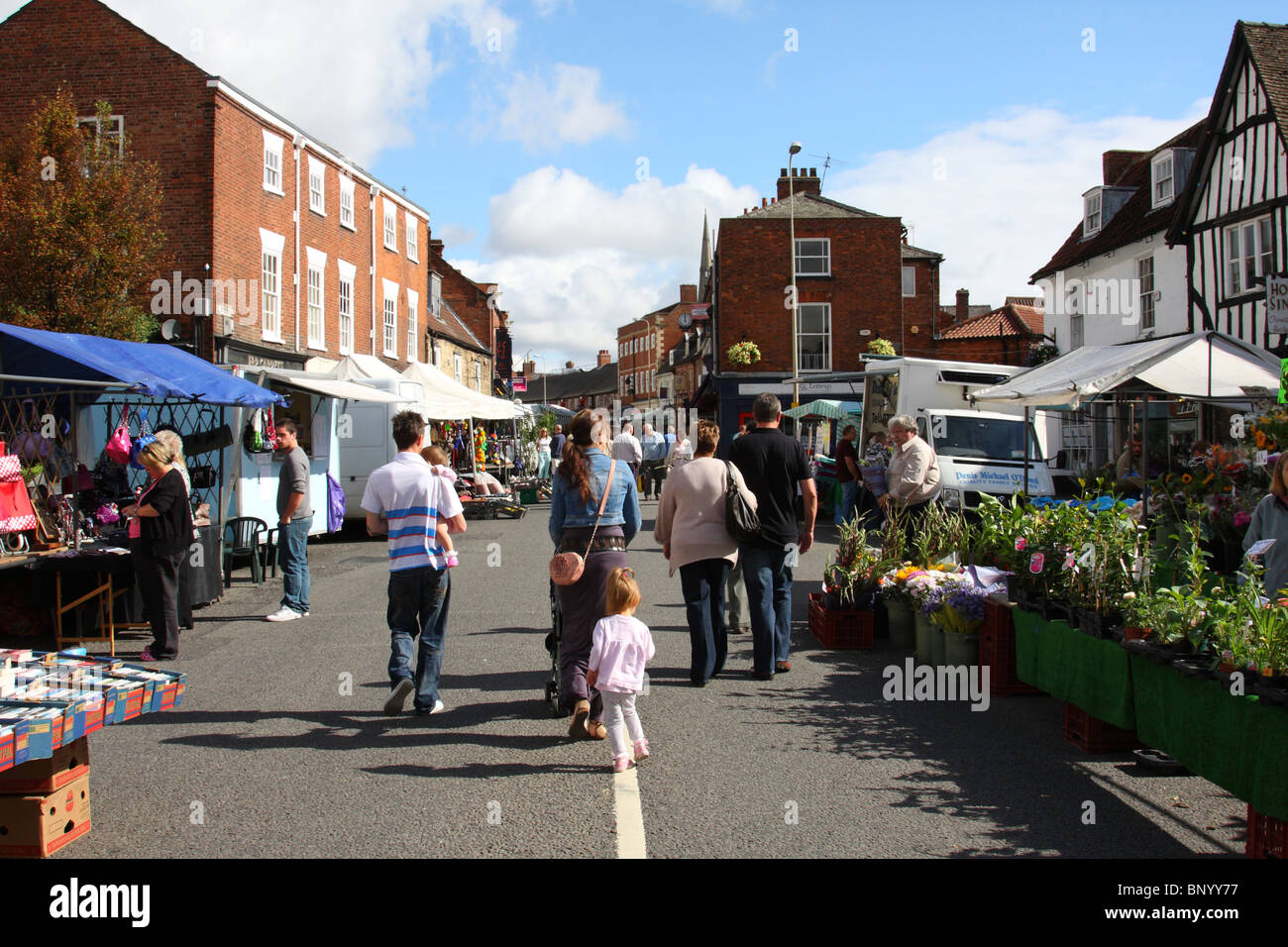 Una strada del mercato di Grantham, Lincolnshire, England, Regno Unito Foto Stock