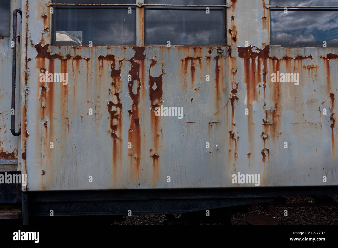 La formazione di ruggine sul lato del vagone ferroviario Foto Stock