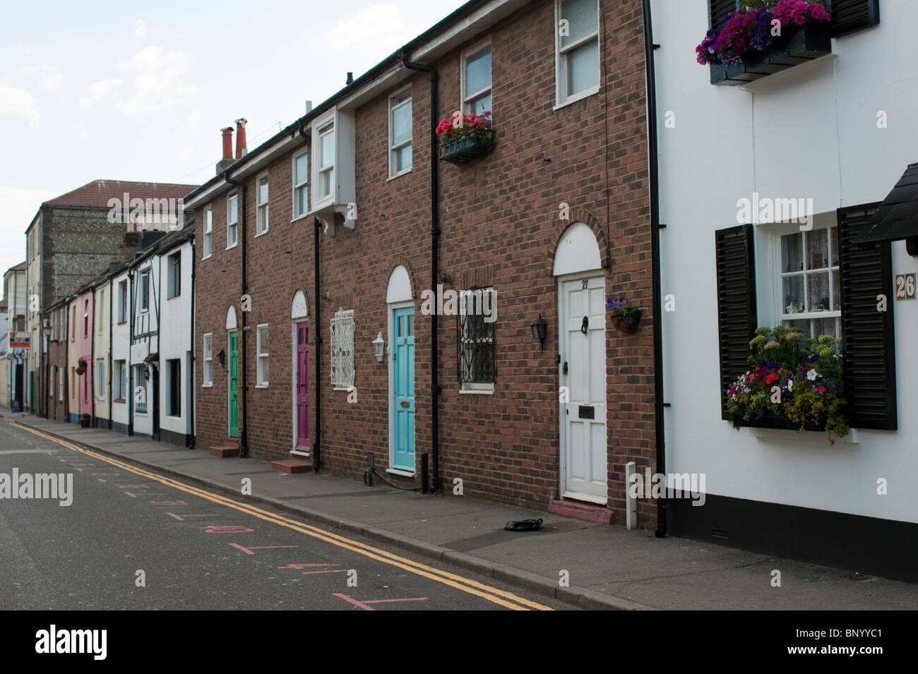 Fila di case con dipinto luminosamente porte, nella tomaia Gardner Street, Brighton, dove una strada del mercato si tiene ogni Sabato Foto Stock