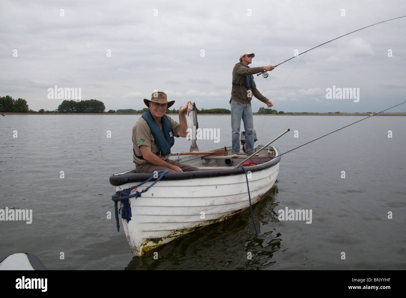 Volare pescatori pesca al serbatoio Farmoor in Oxfordshire in Inghilterra. Foto Stock