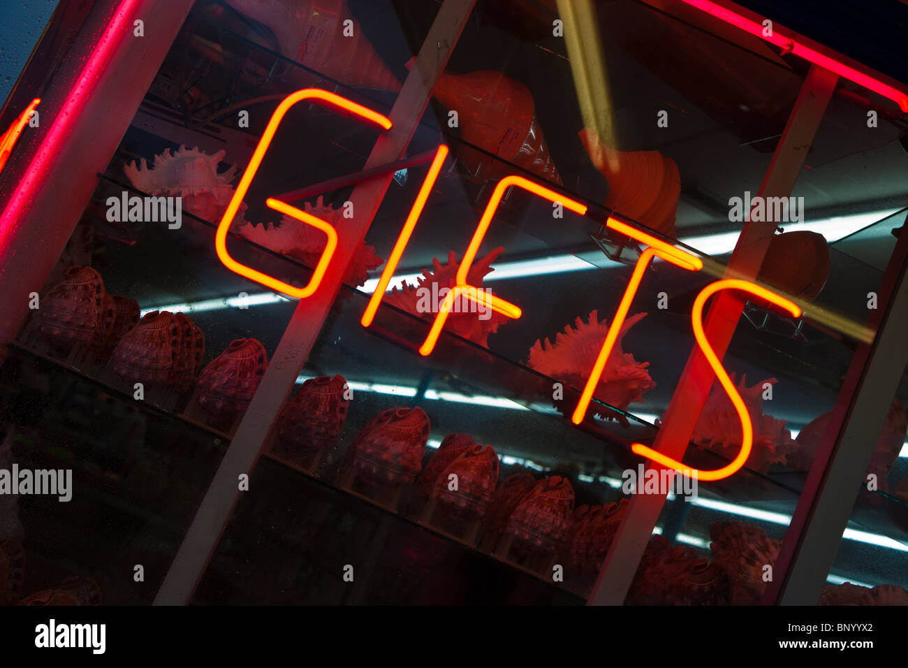 Tarpon Springs, FL - Luglio 2010 - insegne al neon in area turistica lungo banchine di spugna a Tarpon Springs, in Florida Foto Stock