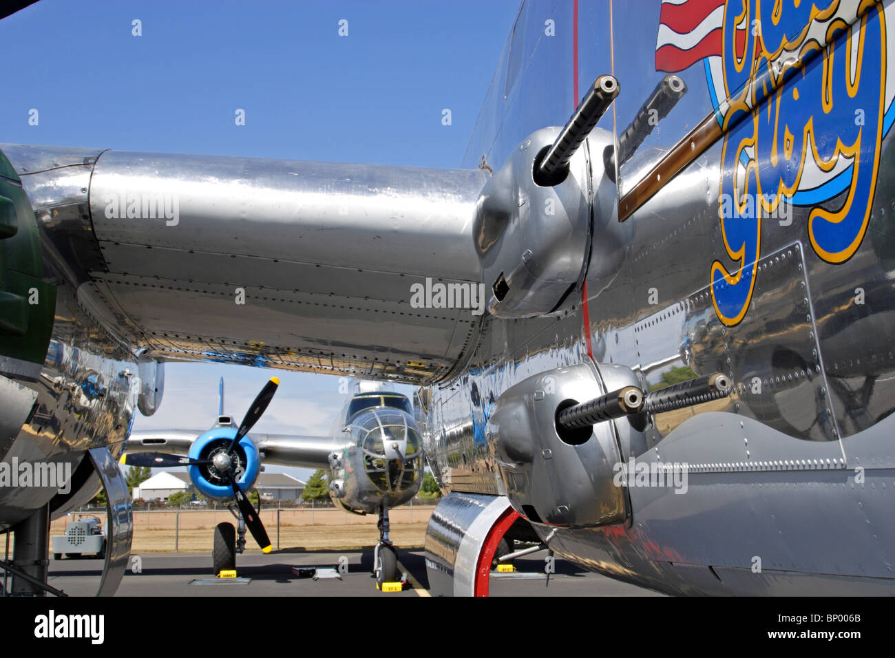 B-25 bombardiere Mitchell con una coppia di 50 caliber pistole montate sul lato della fusoliera. Foto Stock