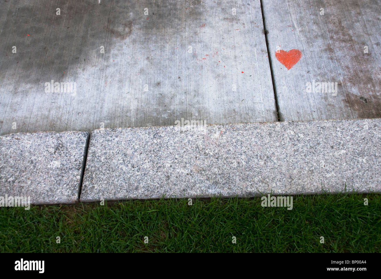 Un marciapiede in Boston con un cuore dipinto su di esso. Foto Stock