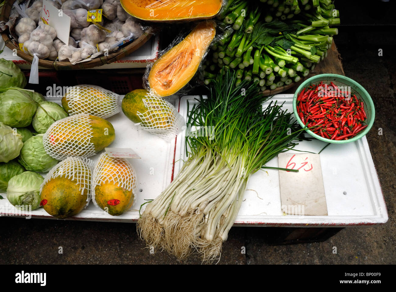 Frutta fresca e verdure in Graham Street area di mercato nella vecchia Hong Kong. Foto Stock