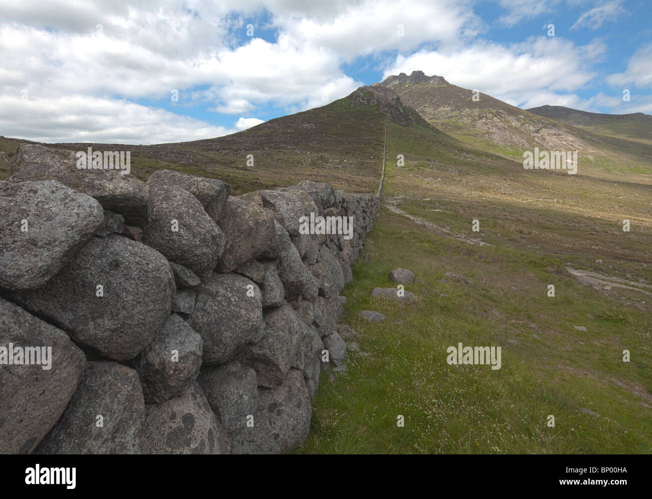 Asciugare la parete in pietra che conduce a Slieve Binian, Mourne Mountains, County Down, Irlanda del Nord, Regno Unito Foto Stock