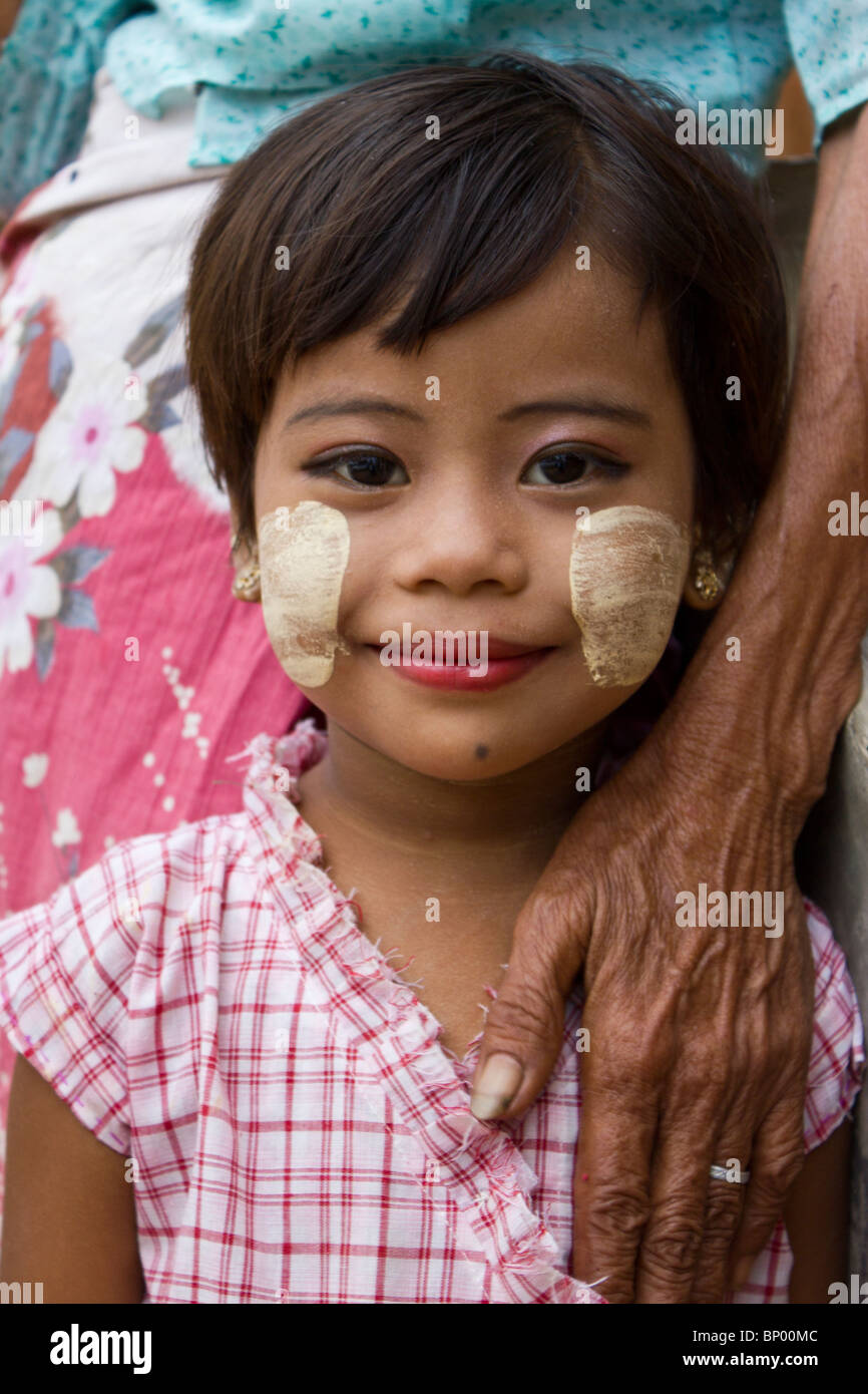 Il vecchio donna di braccio e piccola ragazza accanto a templi di Bagan, Myanmar Foto Stock