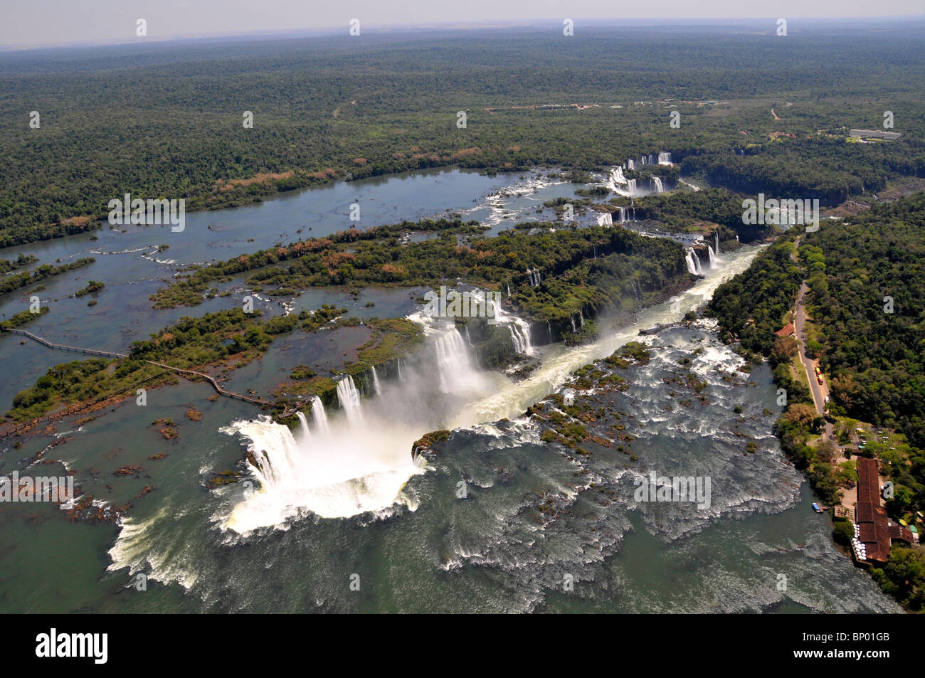 Vista aerea di Iguassu Falls, con arcobaleno, Iguassu parco nazionale , Argentina e Brasile Foto Stock