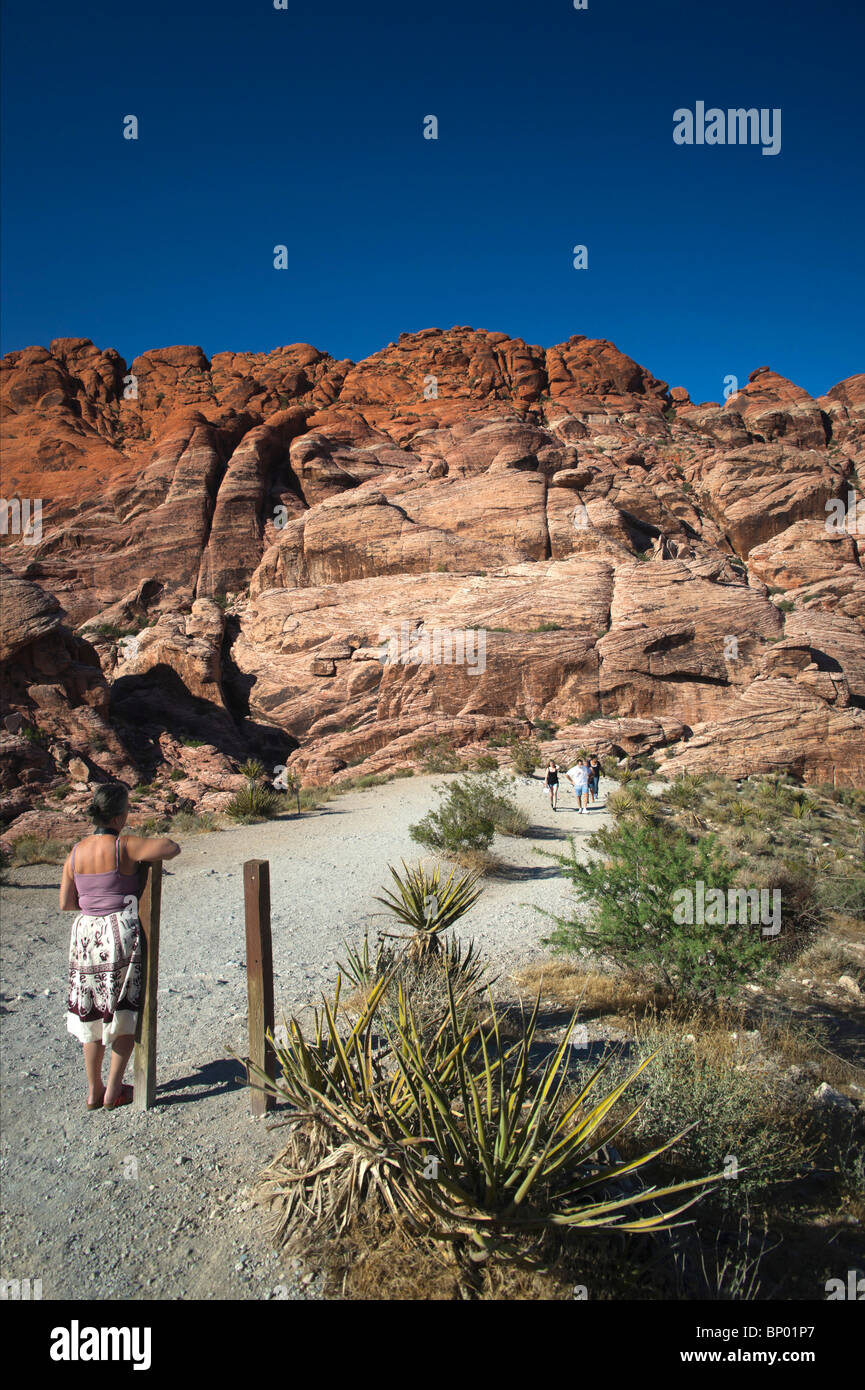 Il Red Rock Canyon a Las Vegas parco dello stato - Calico colline ingresso al pubblico di sentieri con turisti Foto Stock