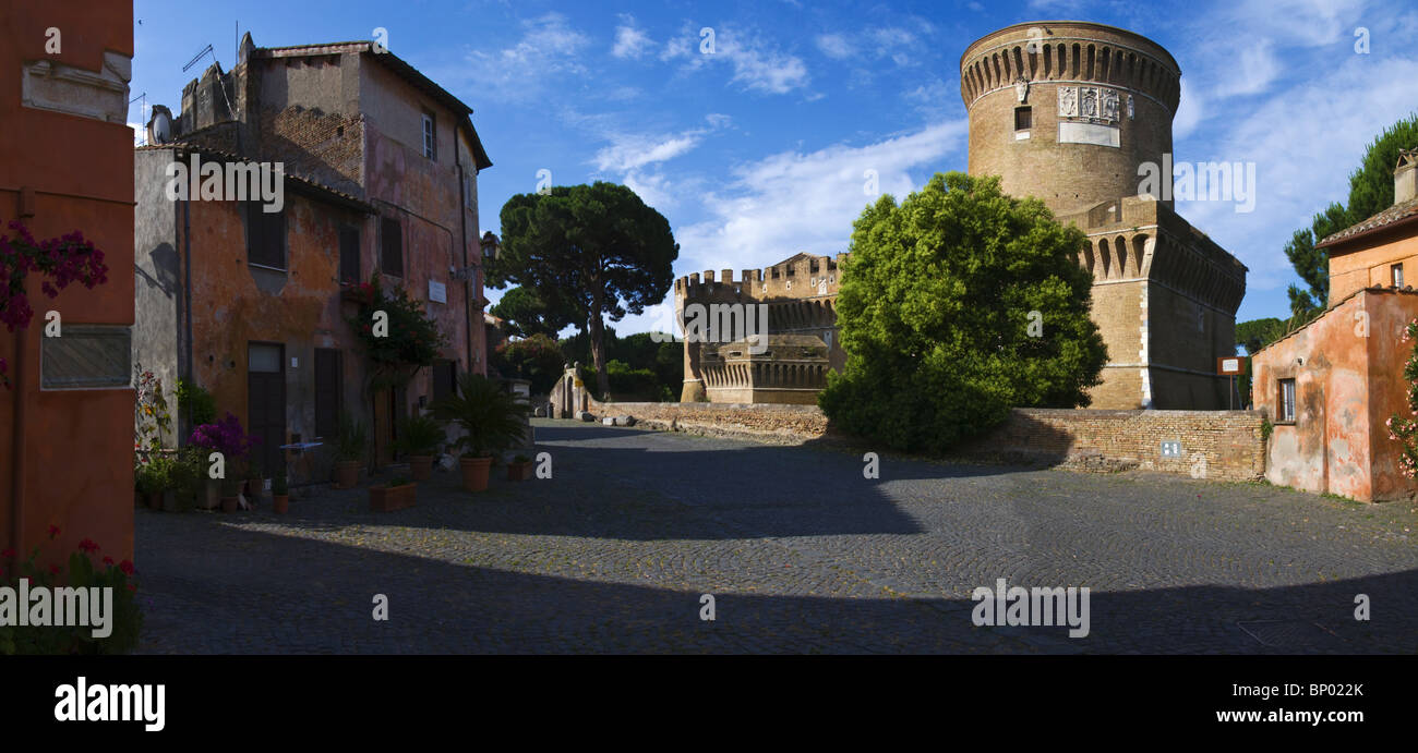 Il borgo medievale di Ostia Antica con la Giulio II castello, vicino alla zona archeologica di Ostia Antica Foto Stock