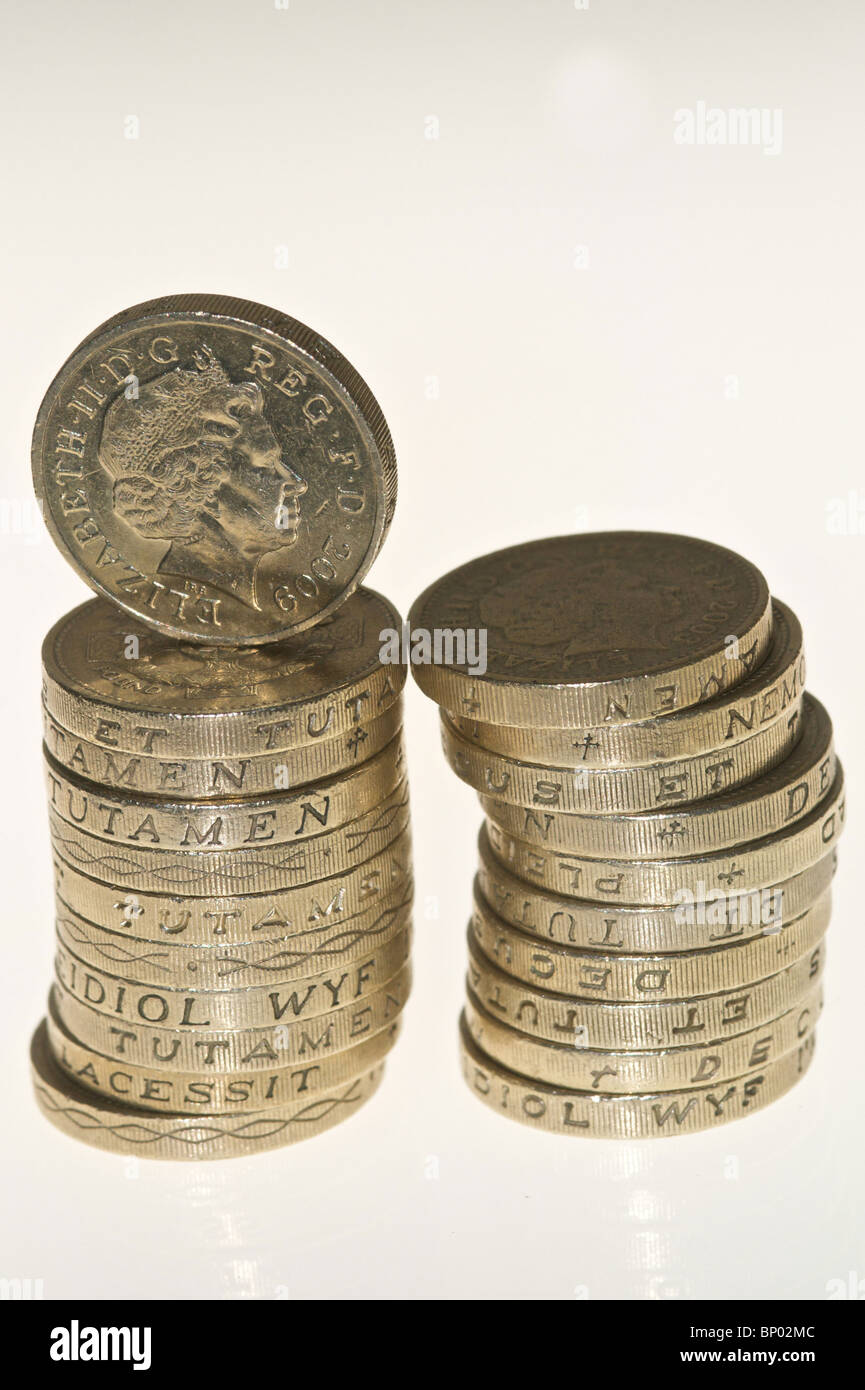 Una pila o catasta di una libbra di monete Foto Stock