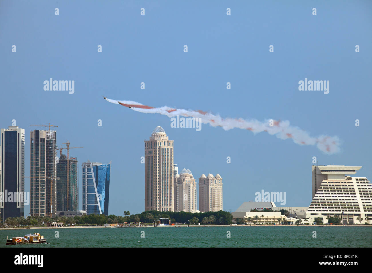 La Qatar Emiri Air Force dà una giornata nazionale battenti visualizzato sopra la baia di Doha, Foto Stock