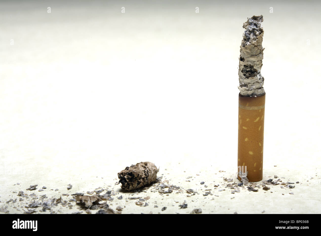 Sigaretta accesa permanente sulla estremità. Foto Stock