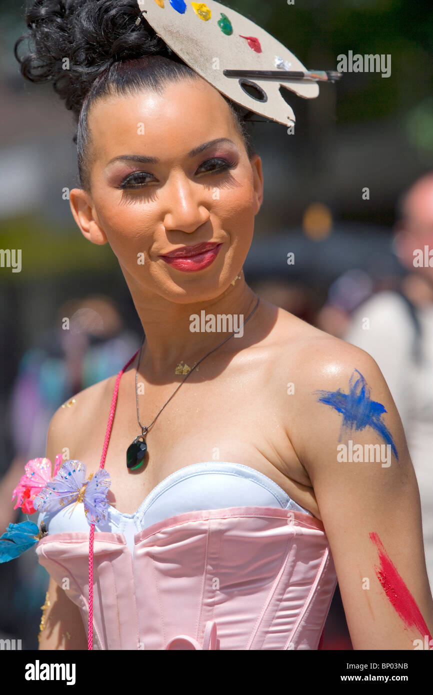 Il partecipante pone con artista della tavolozza di vernice e cappello abito rosa a Gay Pride Marzo, Baker Street, Londra, Inghilterra, Regno Unito, Europa Foto Stock