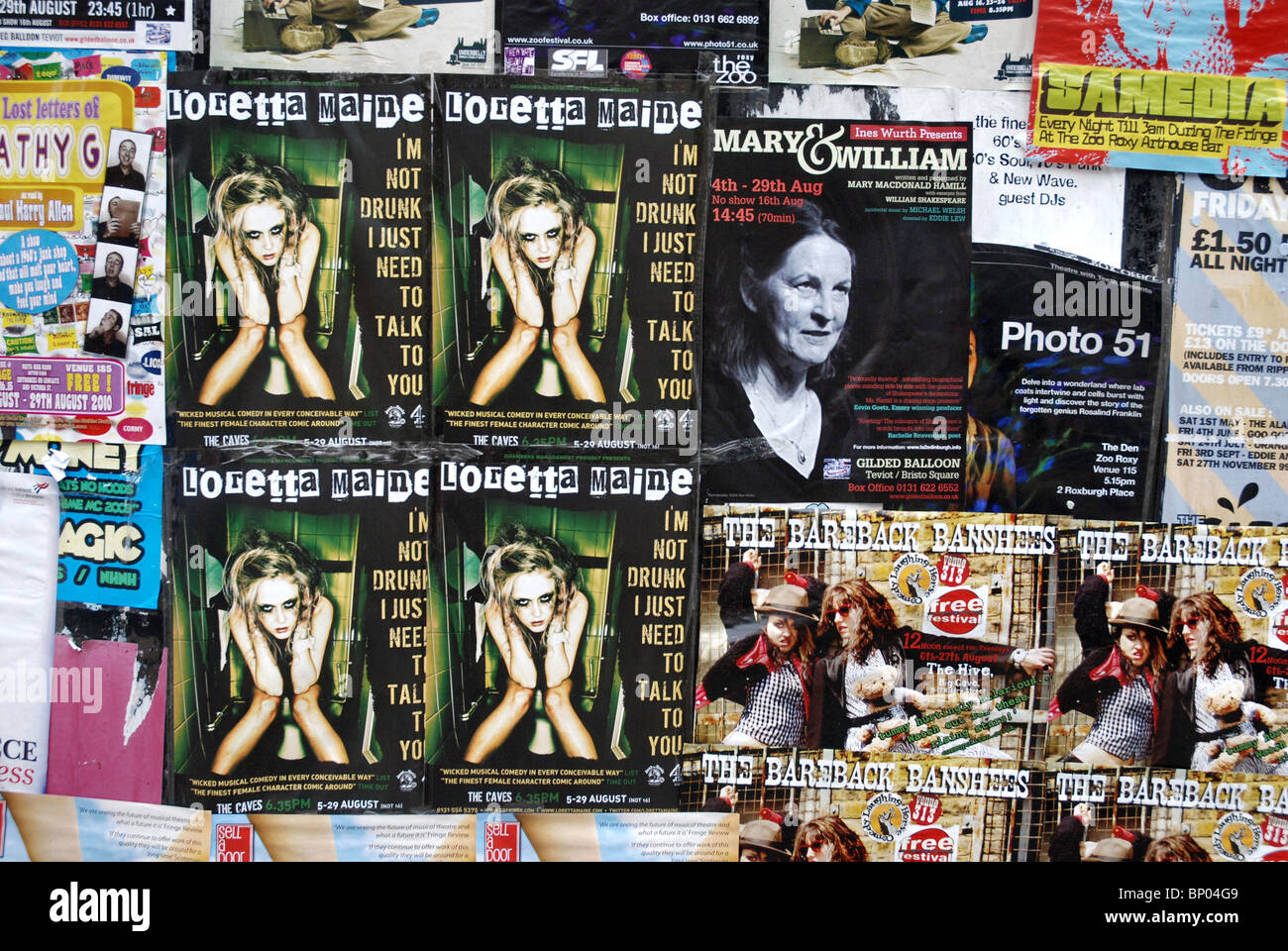 Volantini pubblicità alcune delle centinaia di manifestazioni che si svolgono durante l annuale Edinburgh Fringe Festival. Foto Stock