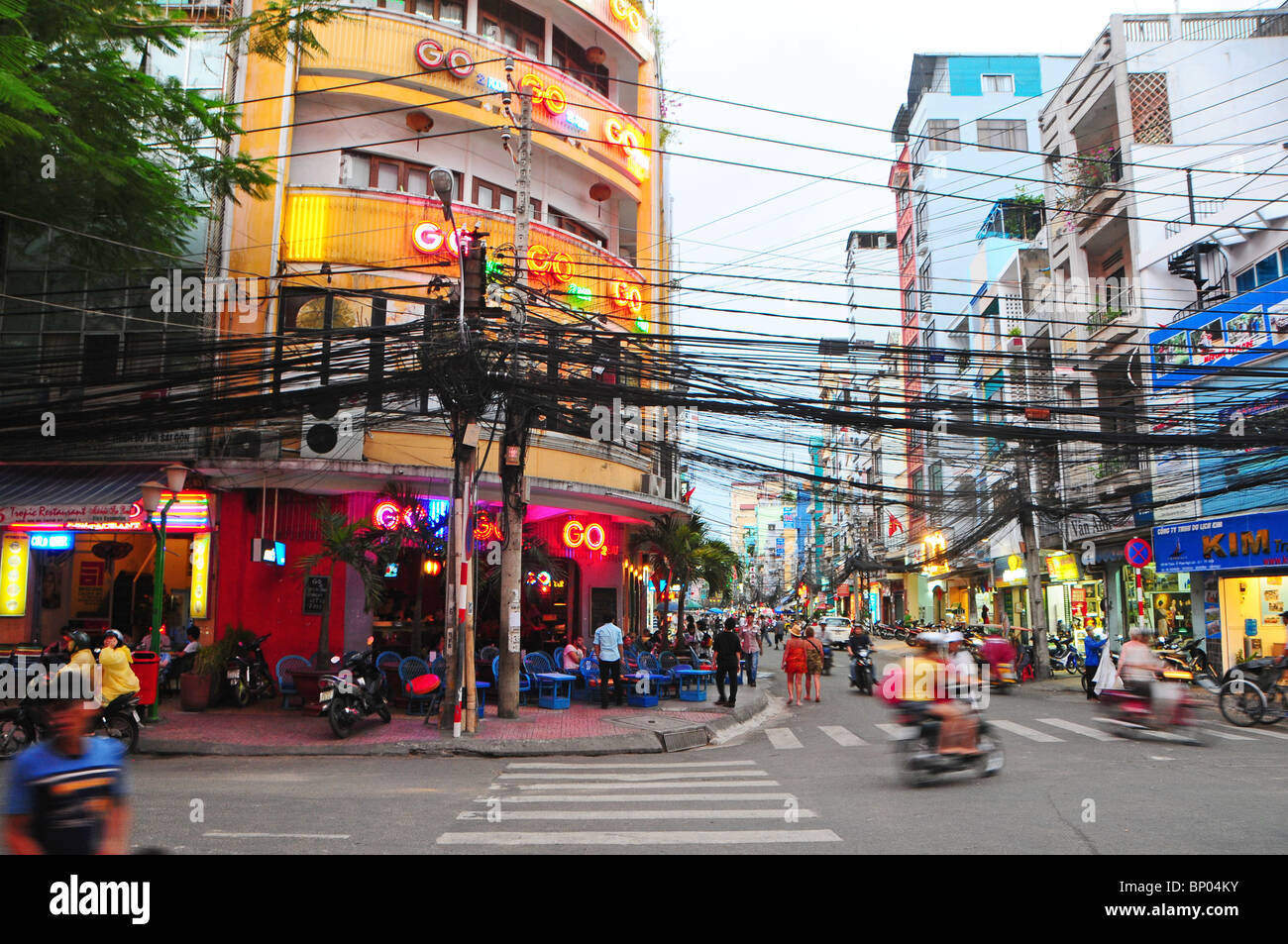 La città di Ho Chi Minh, Vietnam: Pham Ngu Lao street di notte. Foto Stock