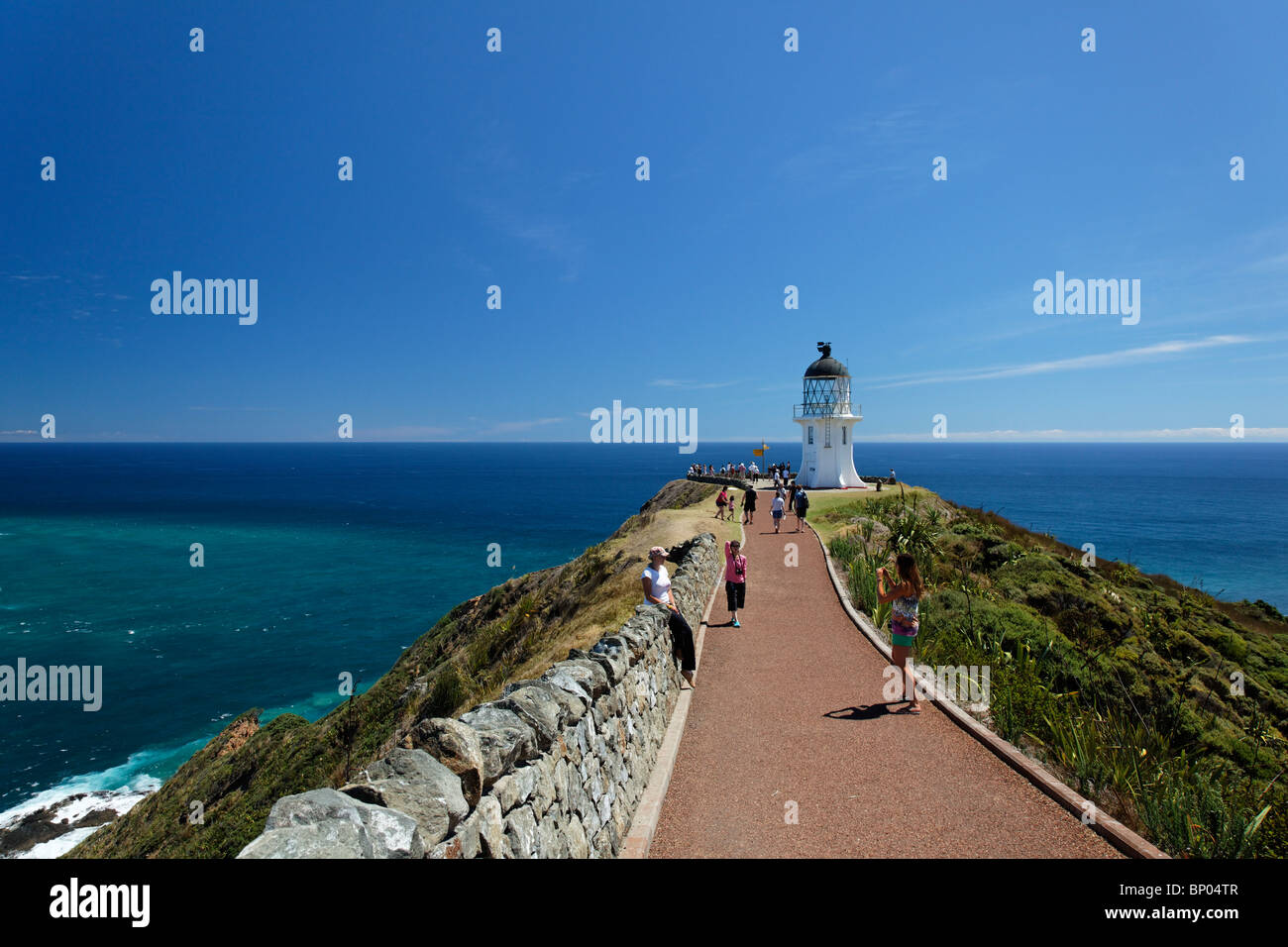 Viste di Cape Reinga lighthouse su una luminosa giornata d'estate, Nuova Zelanda Foto Stock
