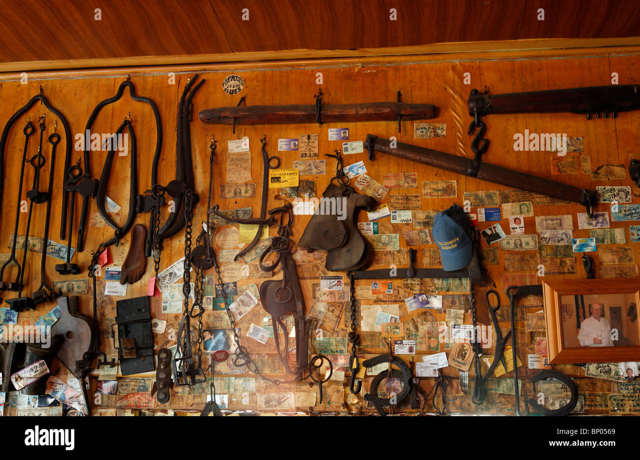 I vecchi elementi e cimeli appesi alle pareti del pub di Puhoi, Nuova Zelanda Foto Stock