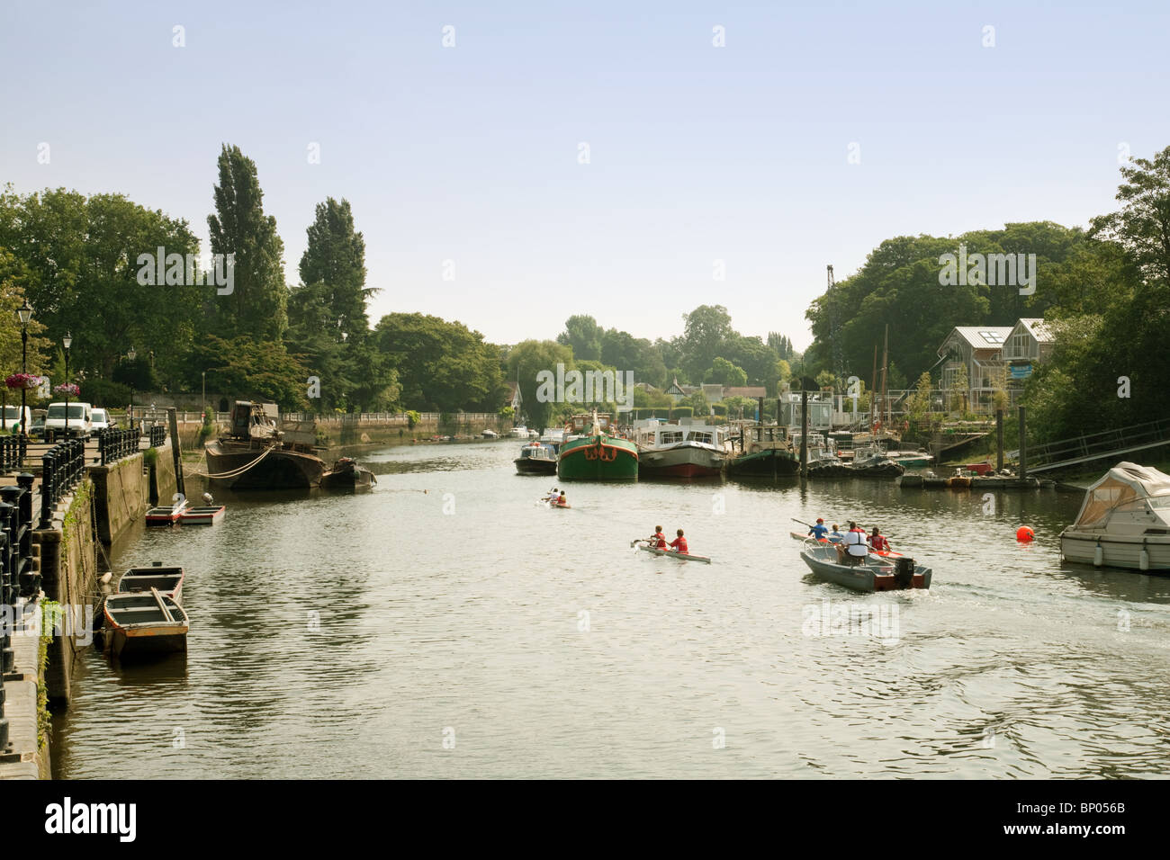 Il fiume il Tamigi a Twickenham dal ponte di Anguilla isola a torta, (destra), Twickenham, London REGNO UNITO Foto Stock