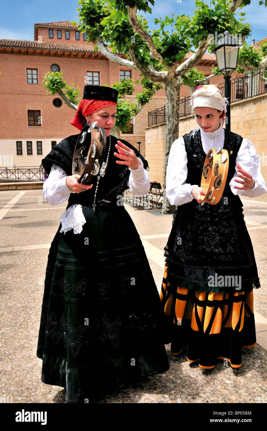 Spagna, San Giacomo modo: Donna di regionale gruppo folk di eseguire a Navarrete Foto Stock