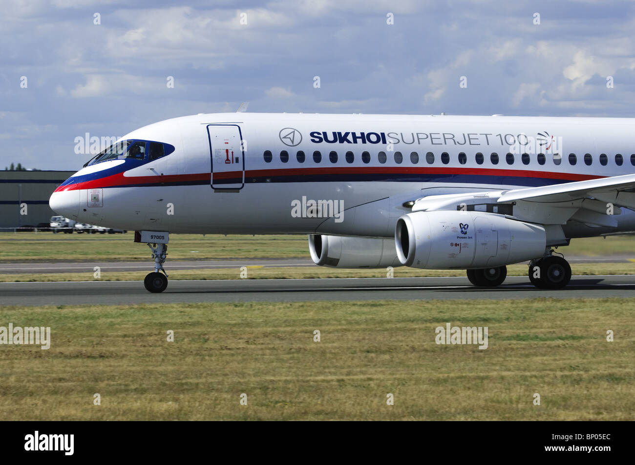 Sukhoi Superjet 100 sul suo decollo eseguire all'Airshow di Farnborough Foto Stock