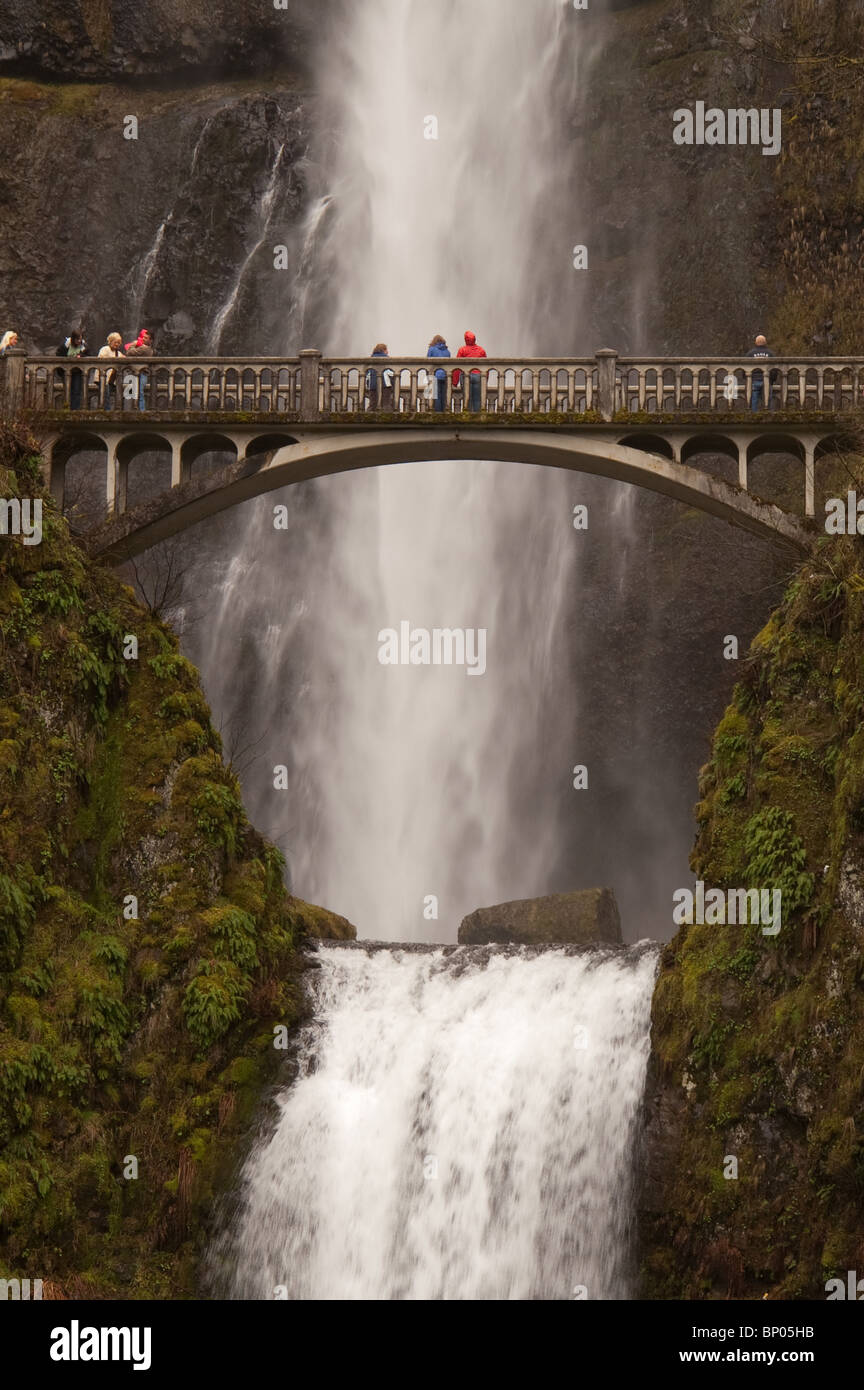 I turisti sul ponte in cascate Multnomah, la seconda più alta cascata tutto l'anno negli Stati Uniti Foto Stock