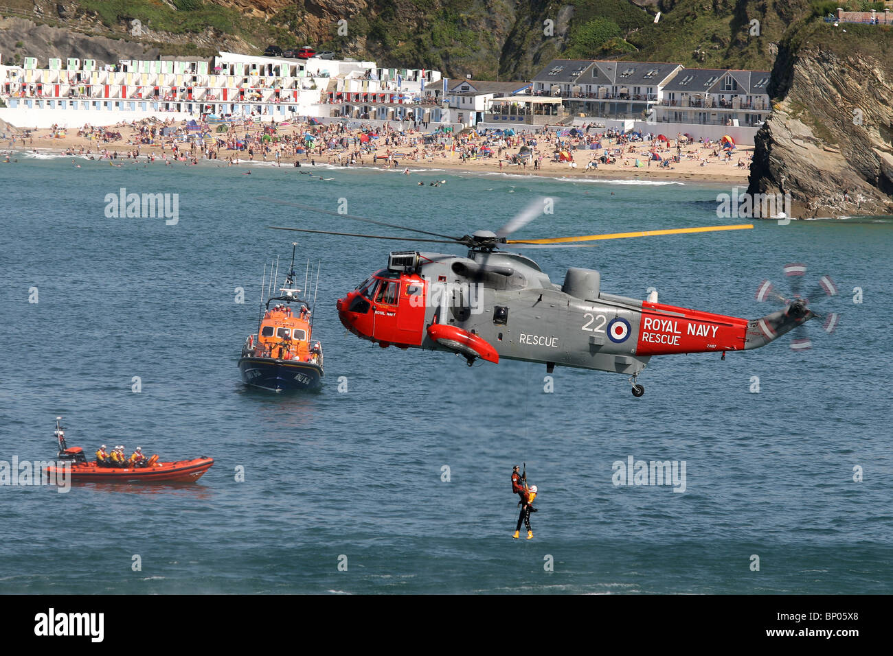 Il RNLI air sea rescue display in Newquay Harbour, Agosto 8th, 2010. Foto Stock