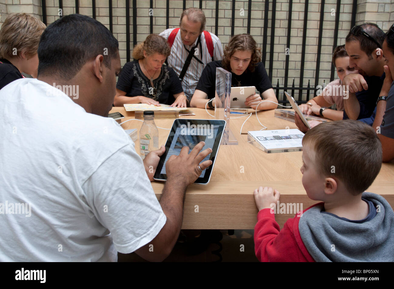 Persone che utilizzano iPad - Apple Store - Covent Garden - Londra Foto Stock